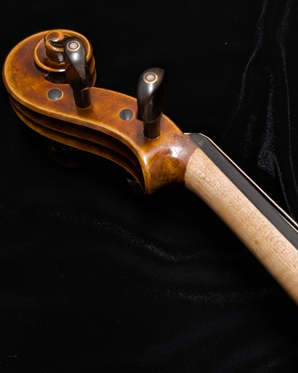 LaChambre VL05 Violin Outfit with Braided Carbon Fiber Bow - Neck